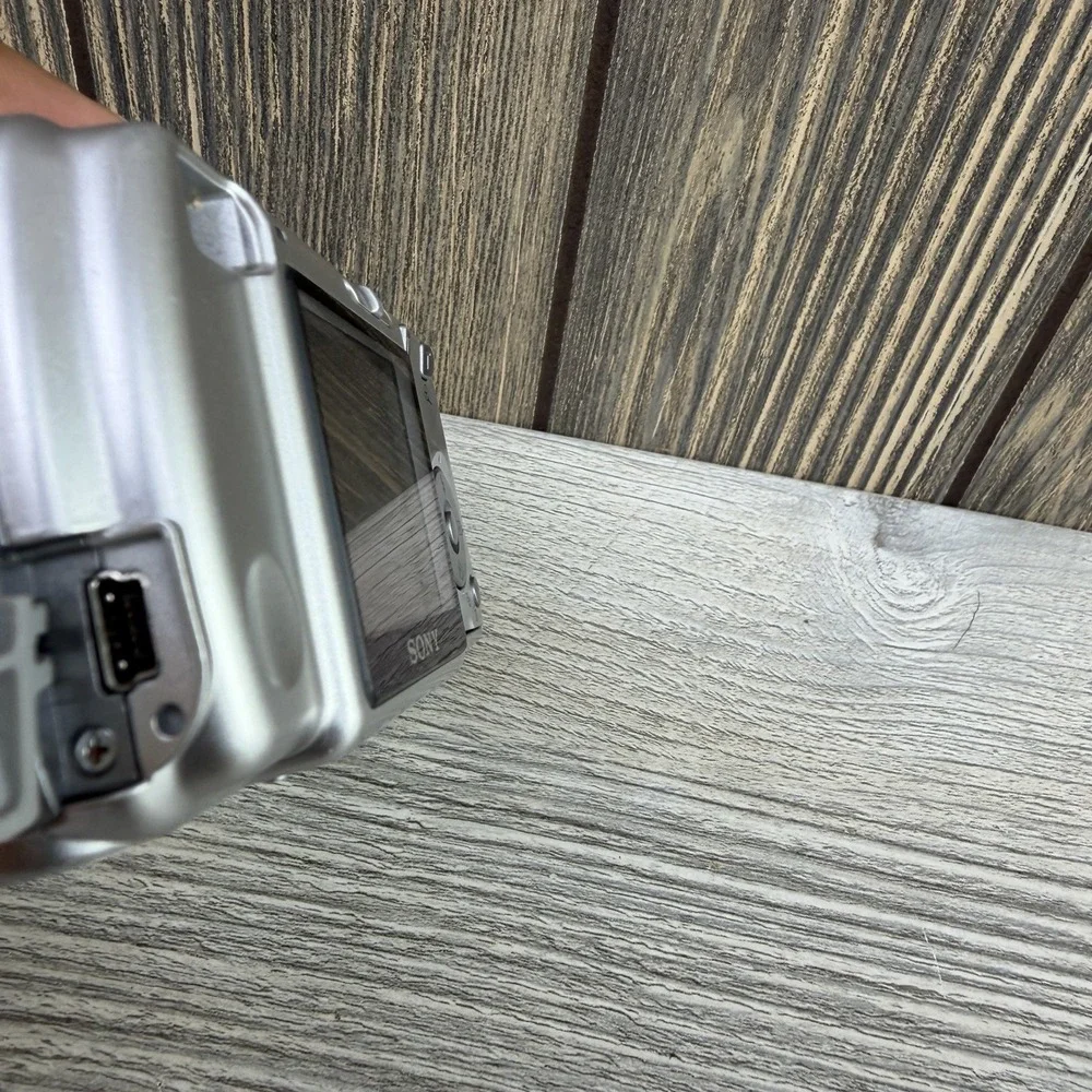 Sony Cyber-shot DSC-S600 6.0MP Digital Camera Silver PARTS ONLY READ